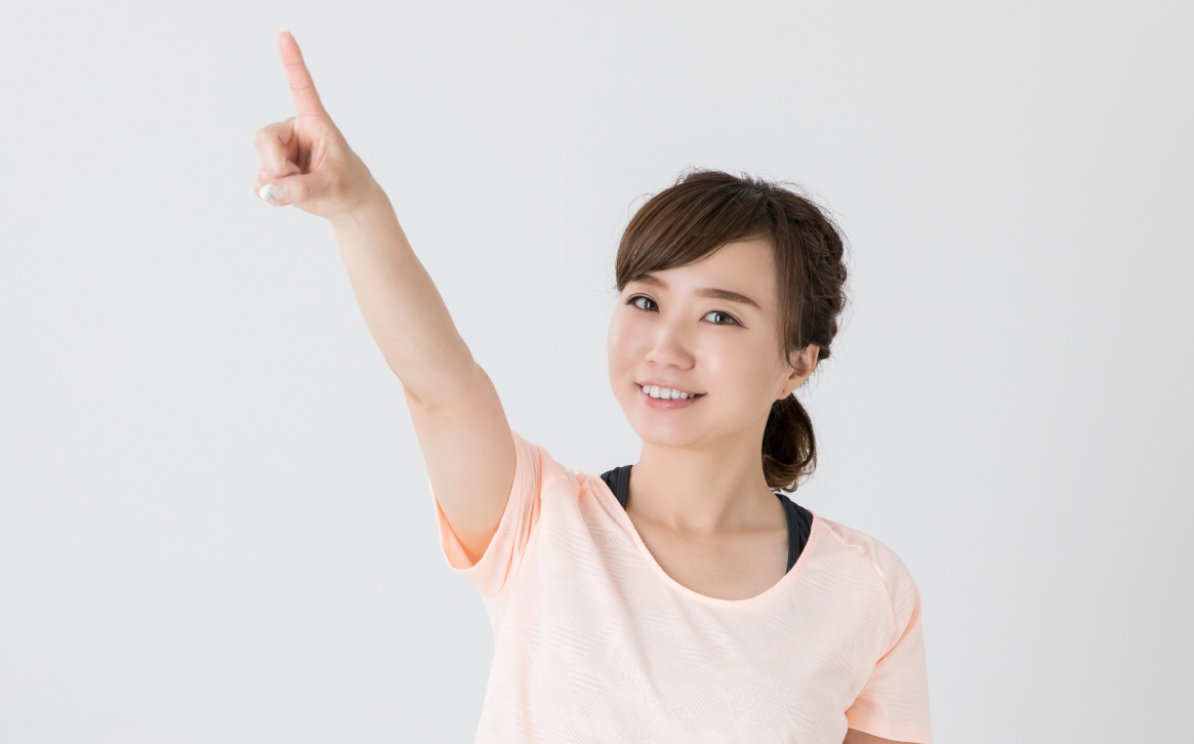 指を指す女性